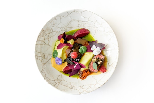 Kolorowe potrawy na talerzu